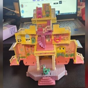 1995 Polly Pocket - Pollyville Pop Up Play House